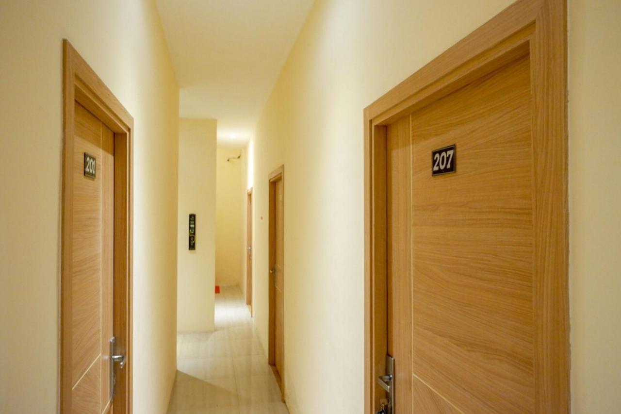 Reddoorz Plus @ Losari Макасар Экстерьер фото