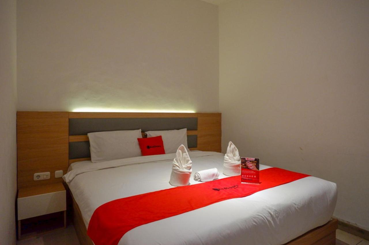Reddoorz Plus @ Losari Макасар Экстерьер фото
